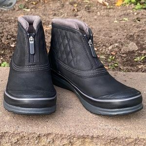 COPY - COPY - Women’s Clark Thinsulate Mucker Boots, Sz 5.5